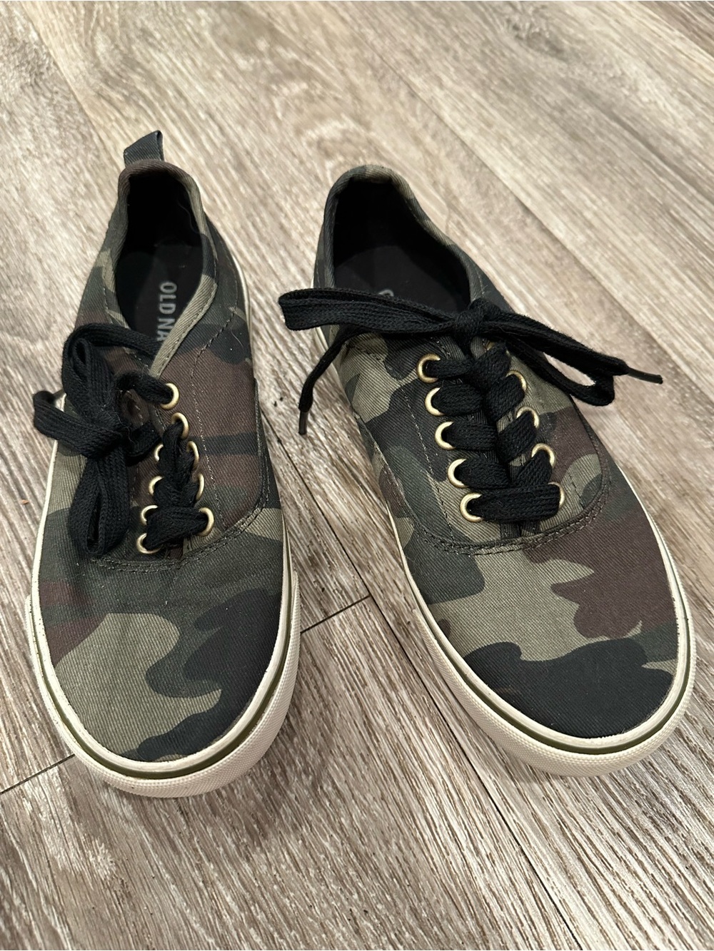 Old Navy Boy’s Camouflage Canvas Lace-Up Sneakers - Green/Brown